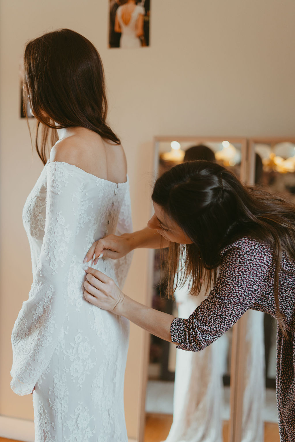 Essayage de robe de mariée sur mesure à Toulouse – Les Roses de Louise Élodie, créatrice des Roses de Louise, ajuste une robe de mariée en dentelle lors d'un essayage sur mesure dans son atelier à Toulouse.