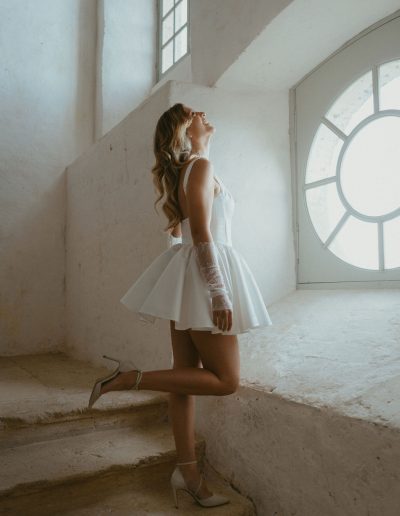 Robe de mariée courte en satin duchesse encolure carrée style danseuse, couture sur-mesure à Toulouse