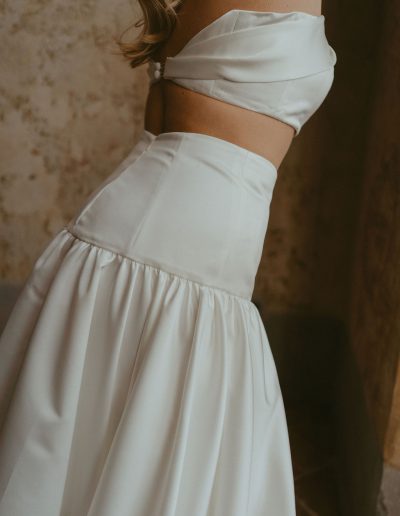 Robe de mariée crop top couture et jupe en satin duchesse longue avec traine, création sur-mesure Toulouse