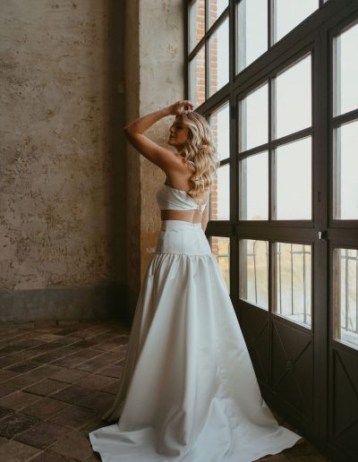 Robe de mariée crop top couture et jupe en satin duchesse longue avec traine, création sur-mesure Toulouse