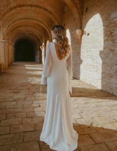 Robe de mariée avec manches bouffantes amovibles en mousseline terminées par un noeud, création Toulouse