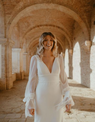 Robe modulable avec manches amovibles en crêpe fluide avec décolleté plongeant et dos nu, création sur-mesure Toulouse