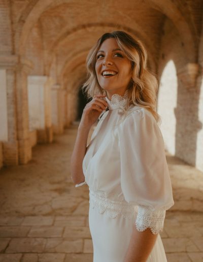 Robe modulable en crêpe fluide avec top et traine amovibles et avec décolleté plongeant et dos nu, création sur-mesure Toulouse