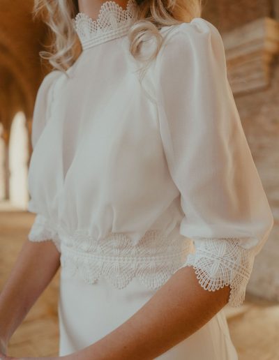 Robe de mariée modulable avec par-dessus et traine amovible en mousseline légère et guipure, création Toulouse