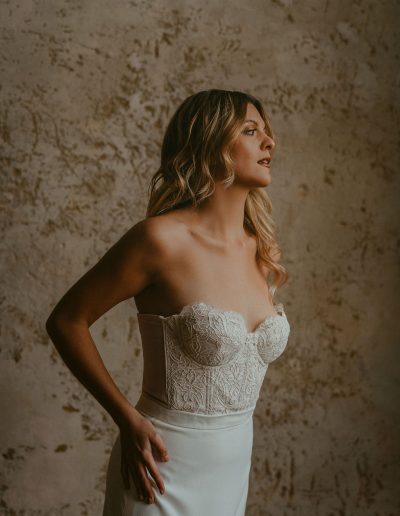 Robe de mariée bustier en dentelle et jupe en crêpe avec fente, création sur-mesure Toulouse