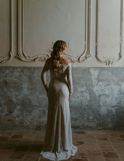 Robe de mariée sirène en dentelle encolure bardot et manche