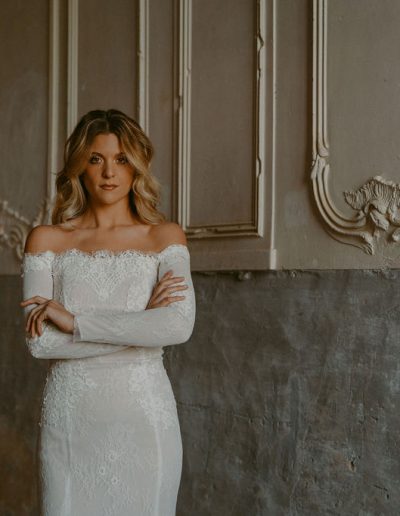 Robe de mariée en dentelle de Calais, avec manches et col Bardot, collection Variations – Les Roses de Louise, Toulouse