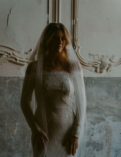 Robe de mariée avec voile long orné de motifs floraux en dentelle