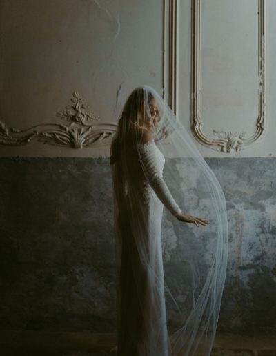 Robe de mariée avec voile long orné de motifs floraux en dentelle