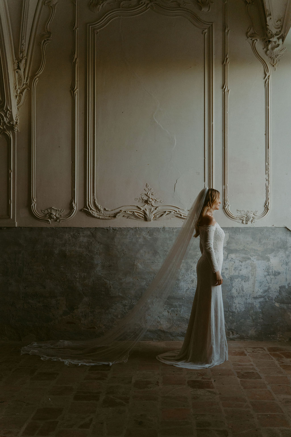 Robe de mariée avec voile long orné de motifs floraux en dentelle