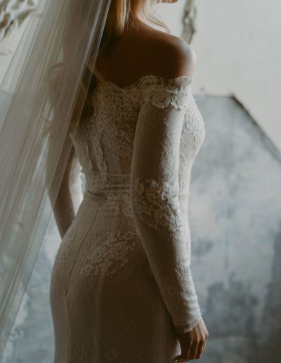 Robe de mariée avec voile long orné de motifs floraux en dentelle