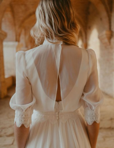 Robe de mariée modulable avec par-dessus et traine amovible en mousseline légère et guipure, création Toulouse