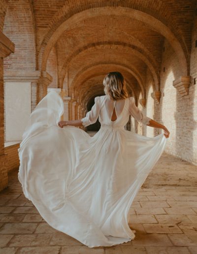 Robe de mariée modulable avec par-dessus et traine amovible en mousseline légère et guipure, création Toulouse
