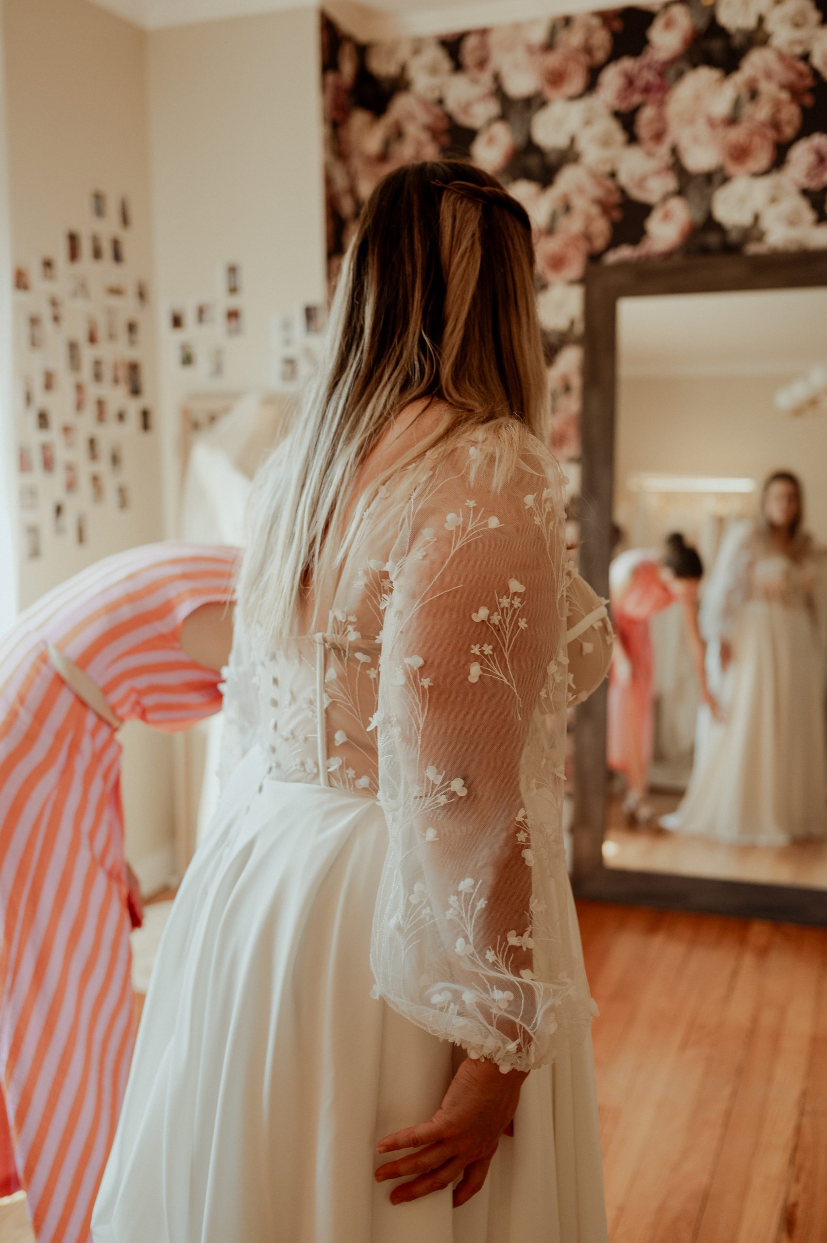 mariée dans sa robe lors de son dernier essayage avec Les Roses de Louise