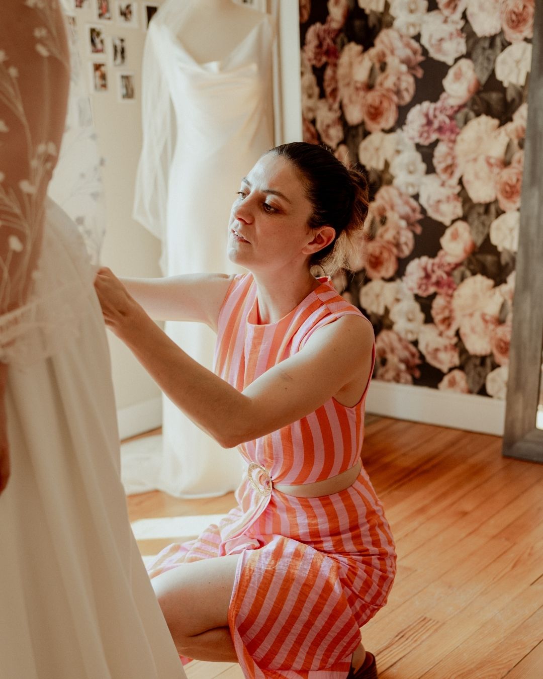 Elodie créatrice couturière ajuste une robe de mariée