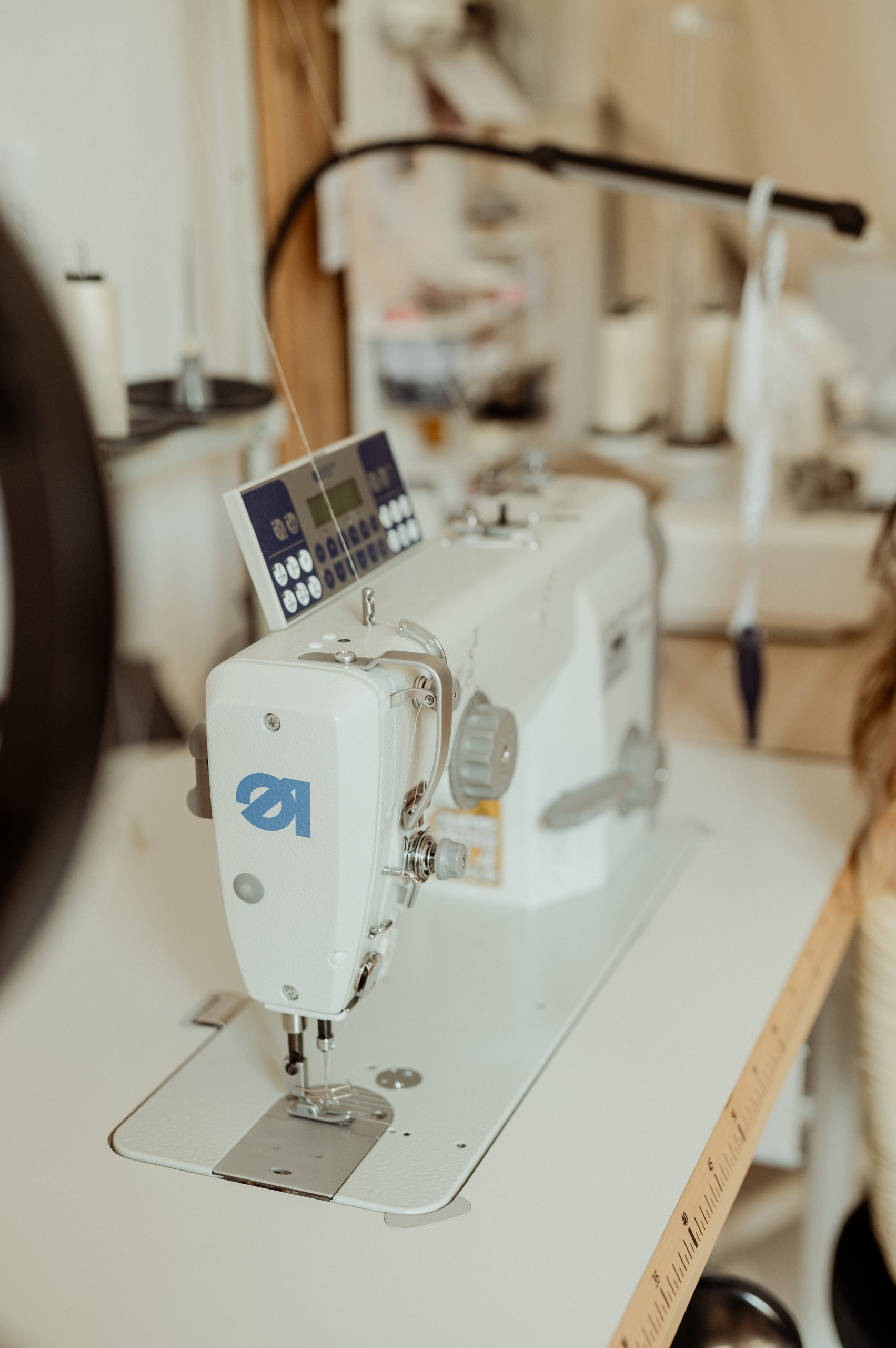 Machine à coudre dans l'atelier de robe de mariée Les Roses de Louise à Toulouse