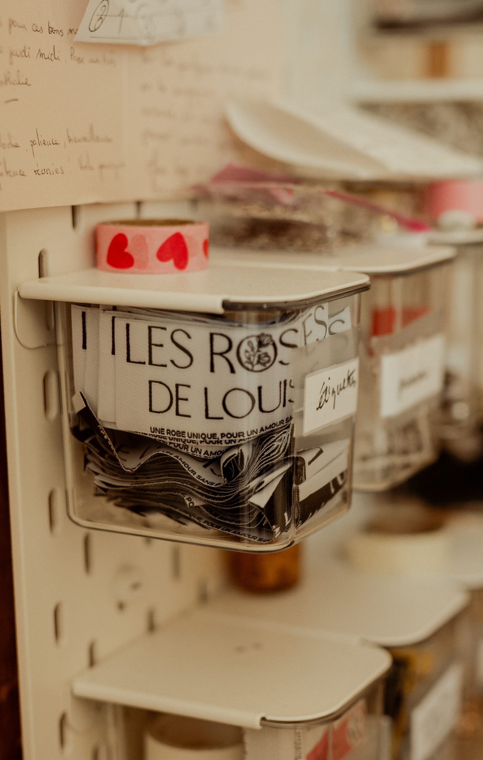 Etiquette au nom de la marque Les Roses de Louise dans l'atelier