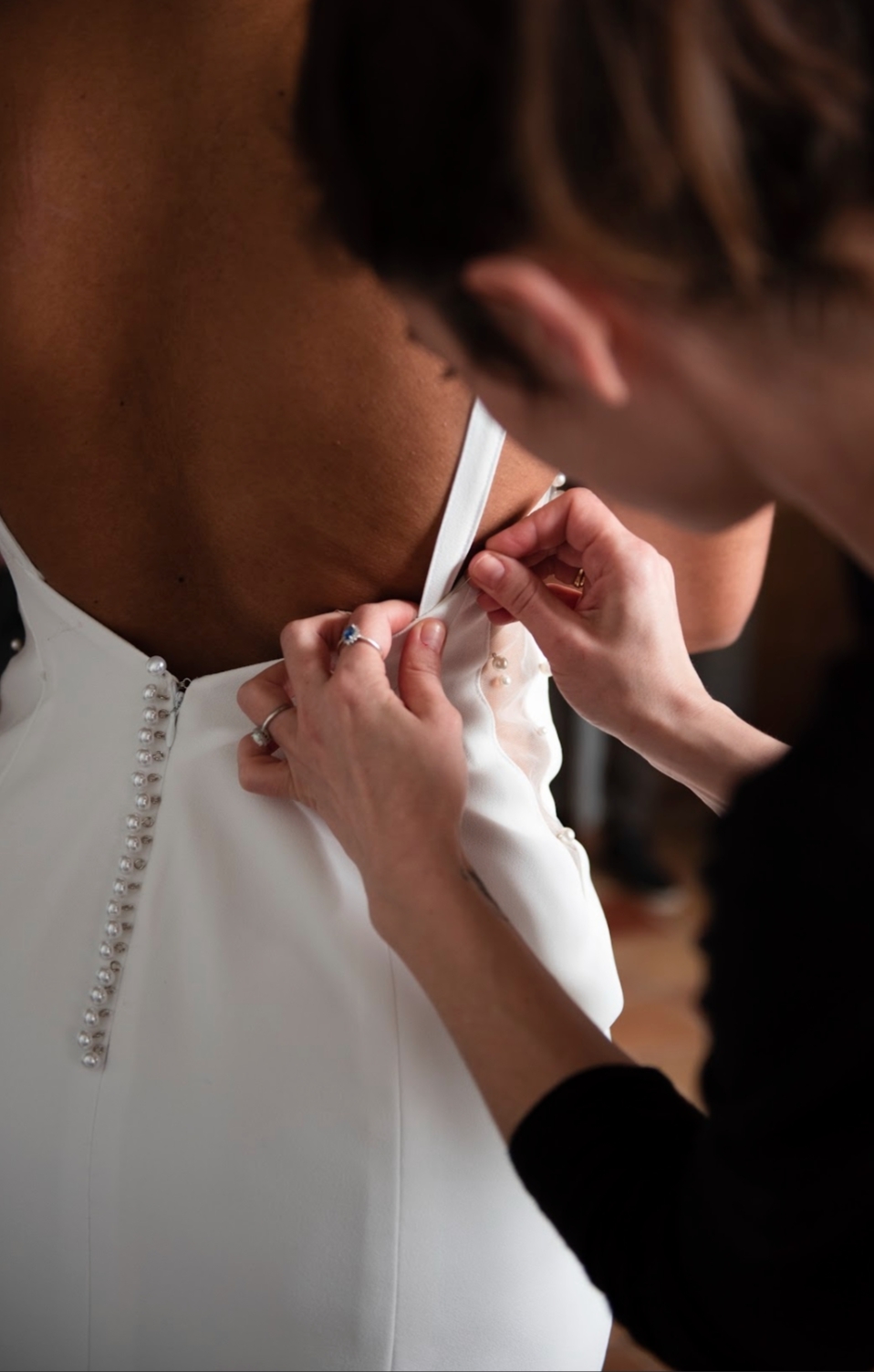 Créatrice Les Roses de Louise retouche le dos nu d'une robe de mariée