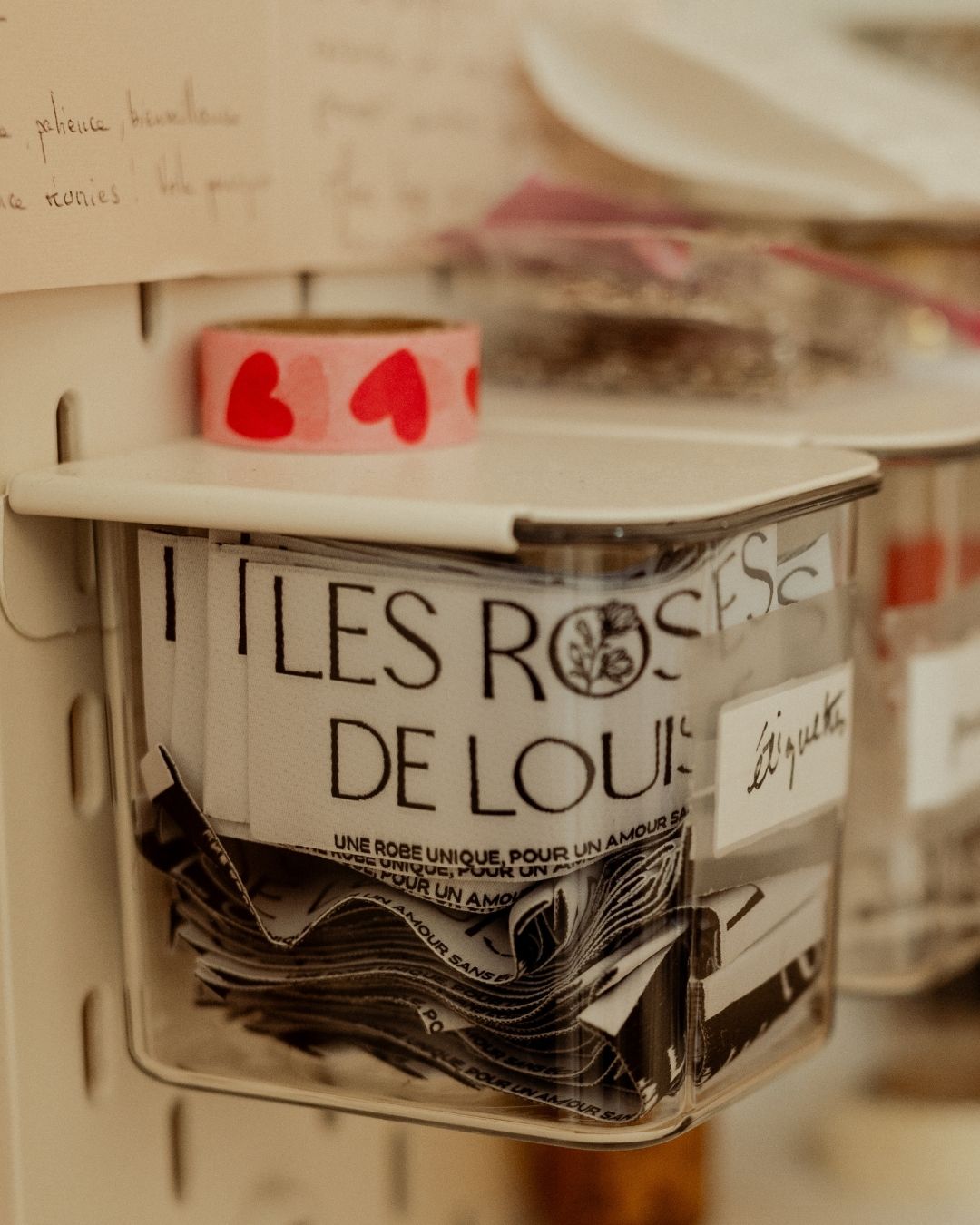 boites contenant de la  mercerie dans l'atelier de couture Les Roses de Louise