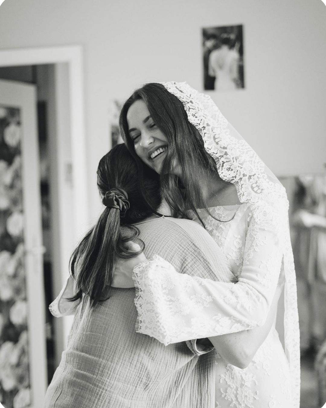 Une mariée qui embrasse sa maman