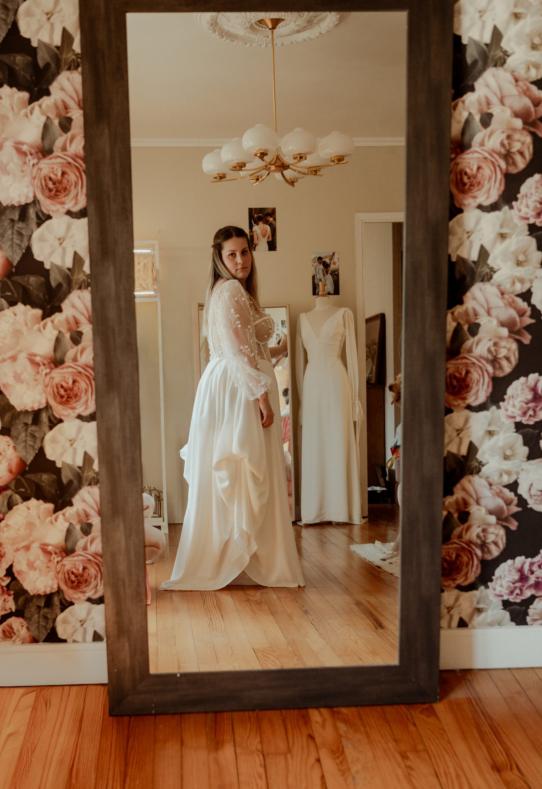 Une mariée se regardant sans le miroir du showroom
