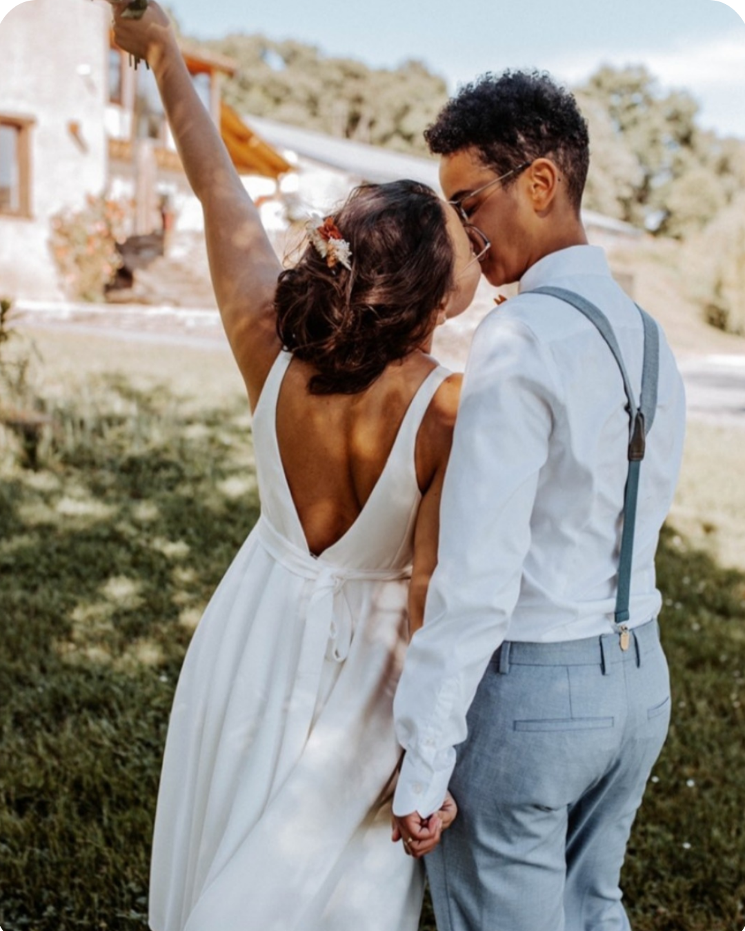 Les mariées s'embrassent lors de leur mariage