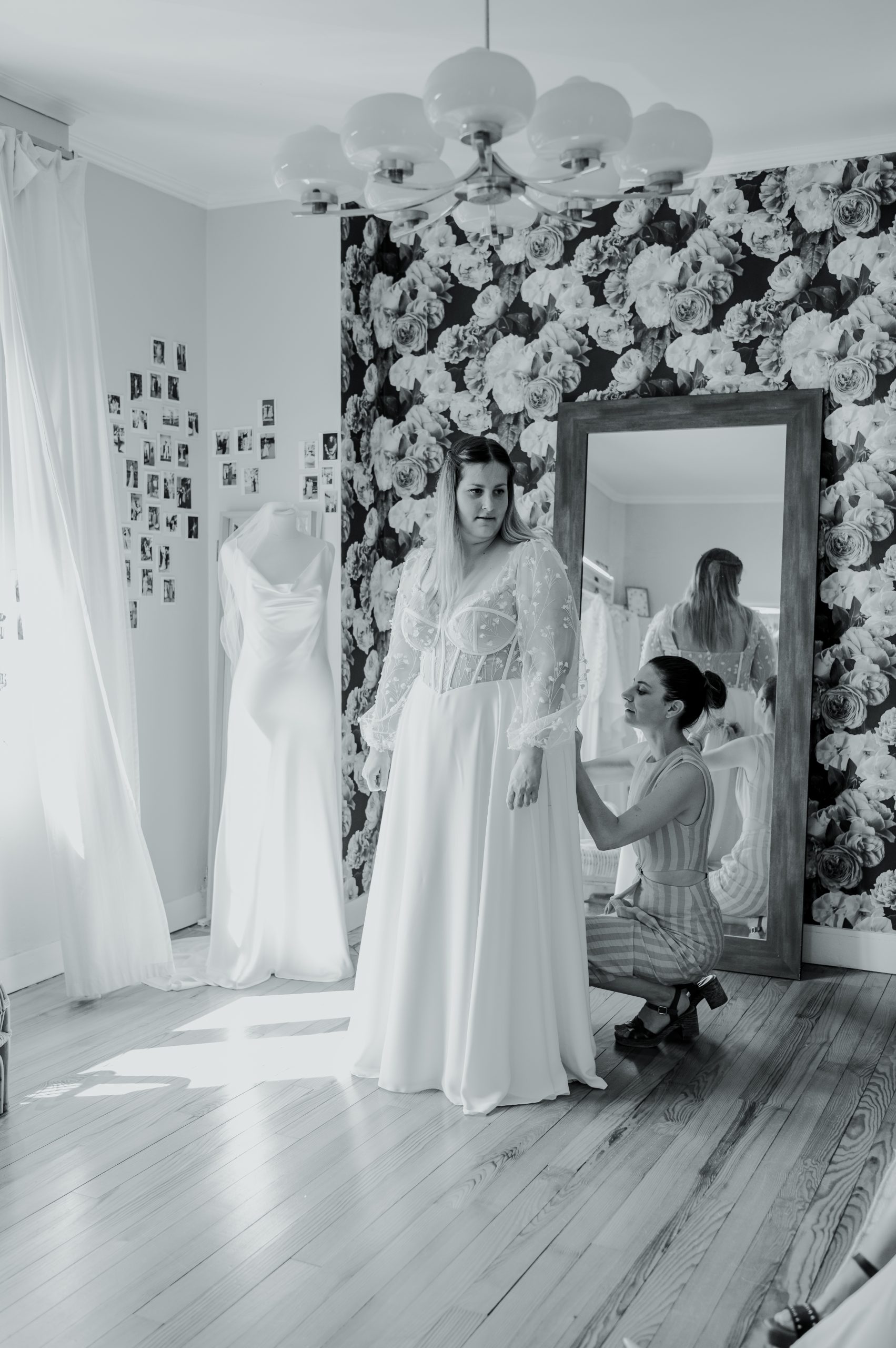 Créatrice Les Roses de Louise dans son atelier ajustant une robe sur une mariée