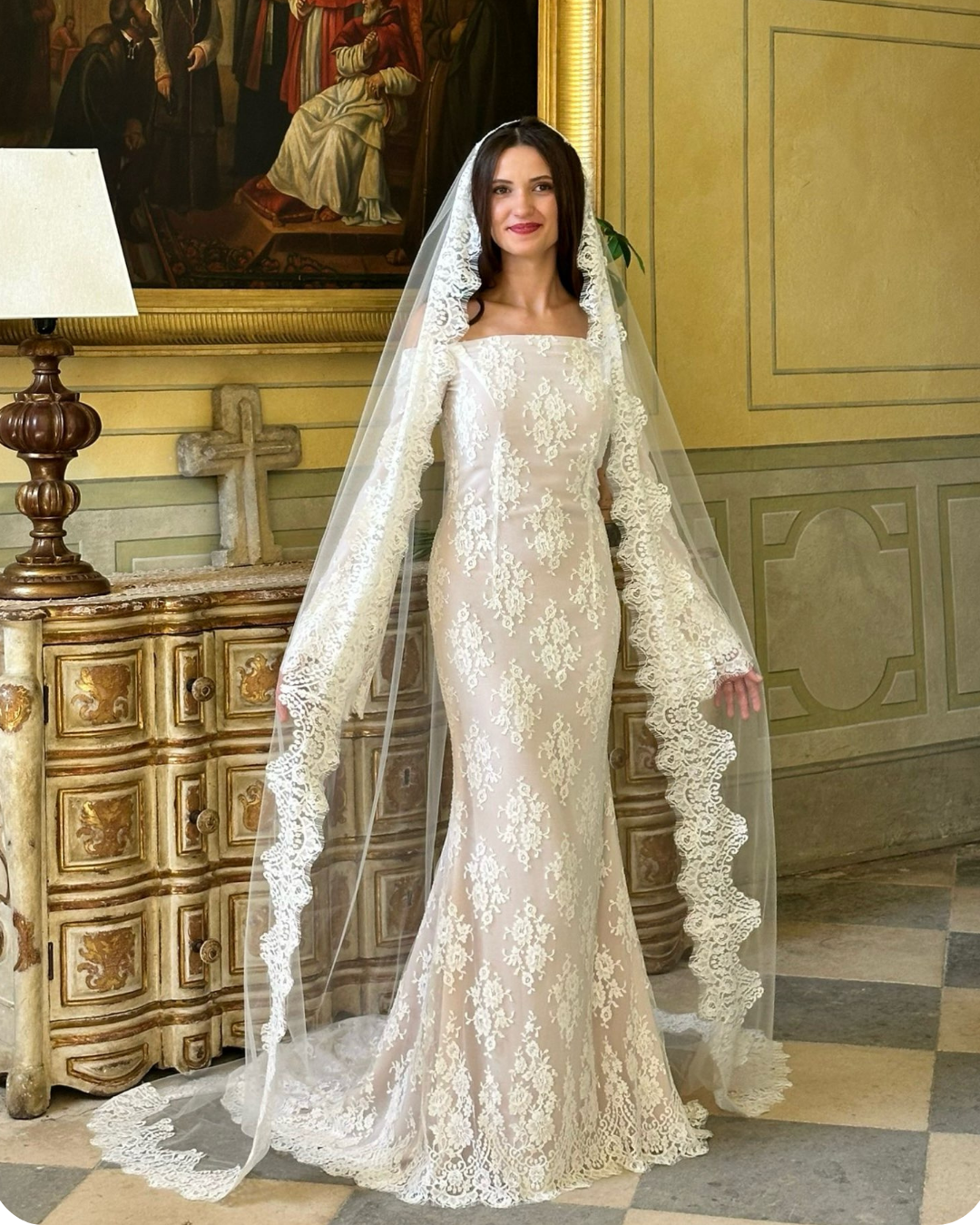 mariée portant une robe en dentelle et un voile