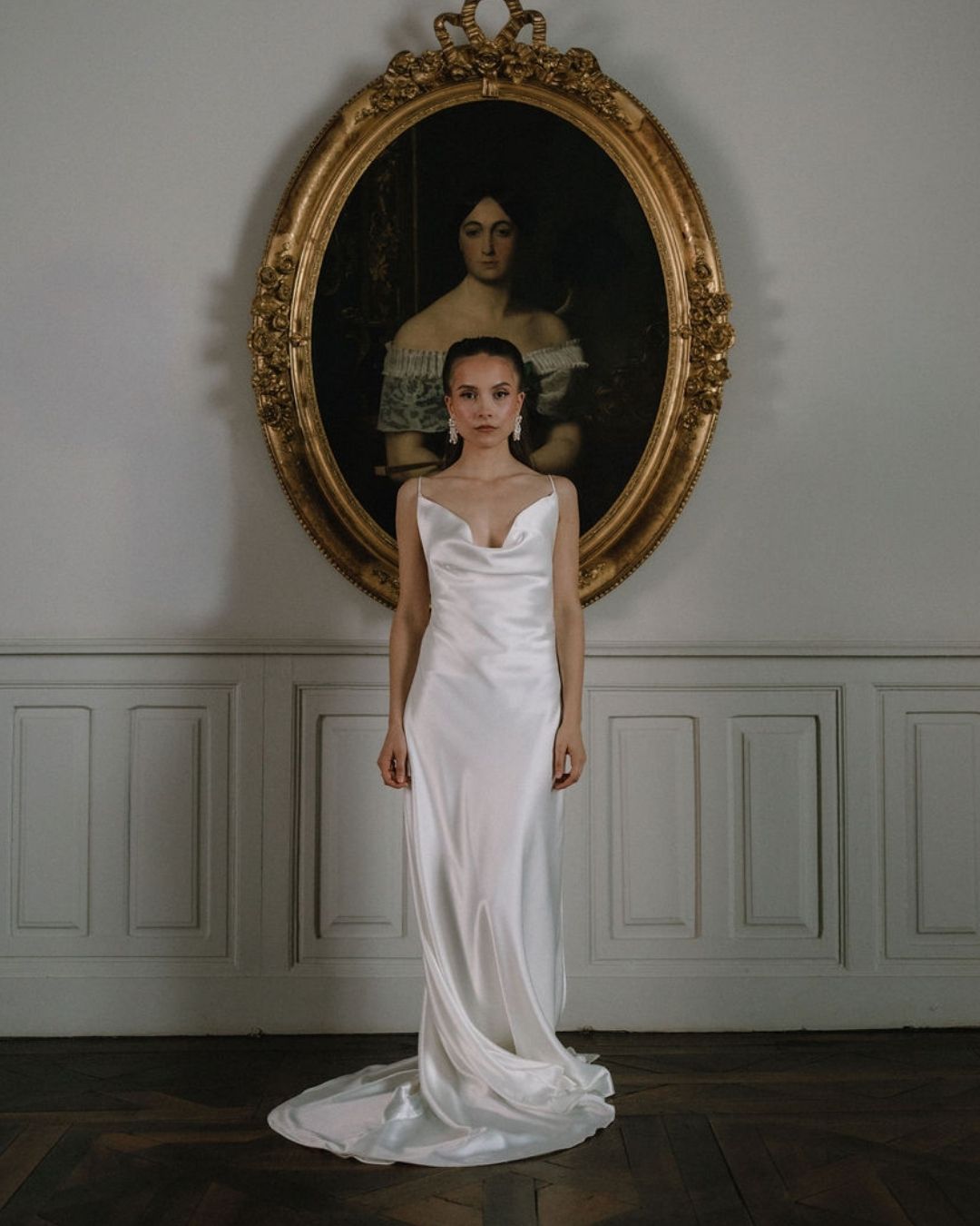 Une mariée élégante dans une robe satinée col bénitier