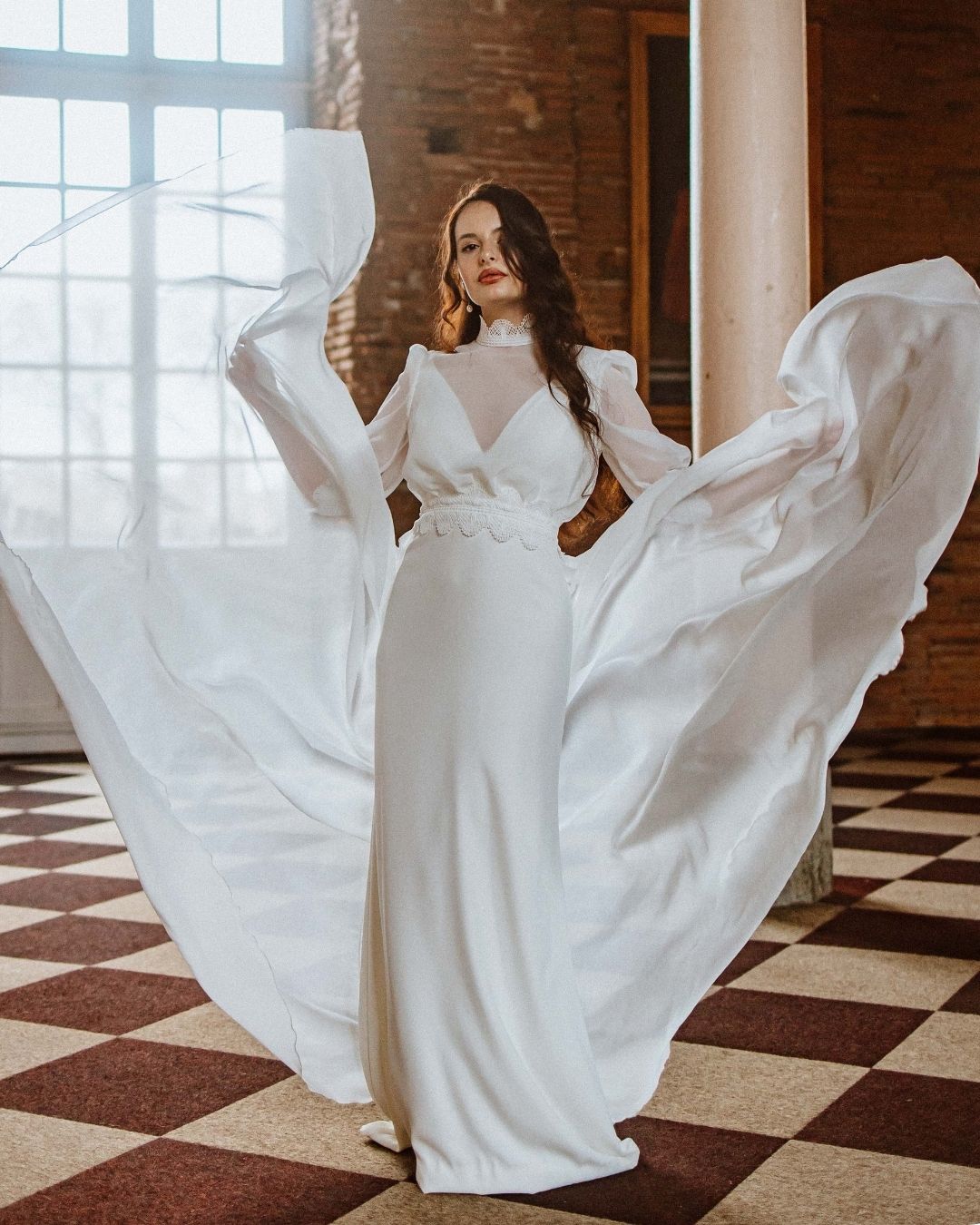 Une mariée qui fait voler sa robe de marieé