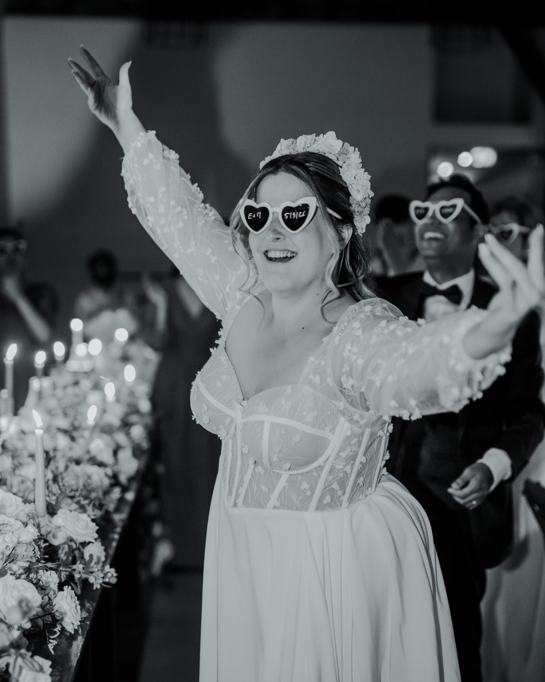 Emma danse lors de son mariage, vêtue de sa robe de mariée sur mesure avec corset et manches en tulle brodé